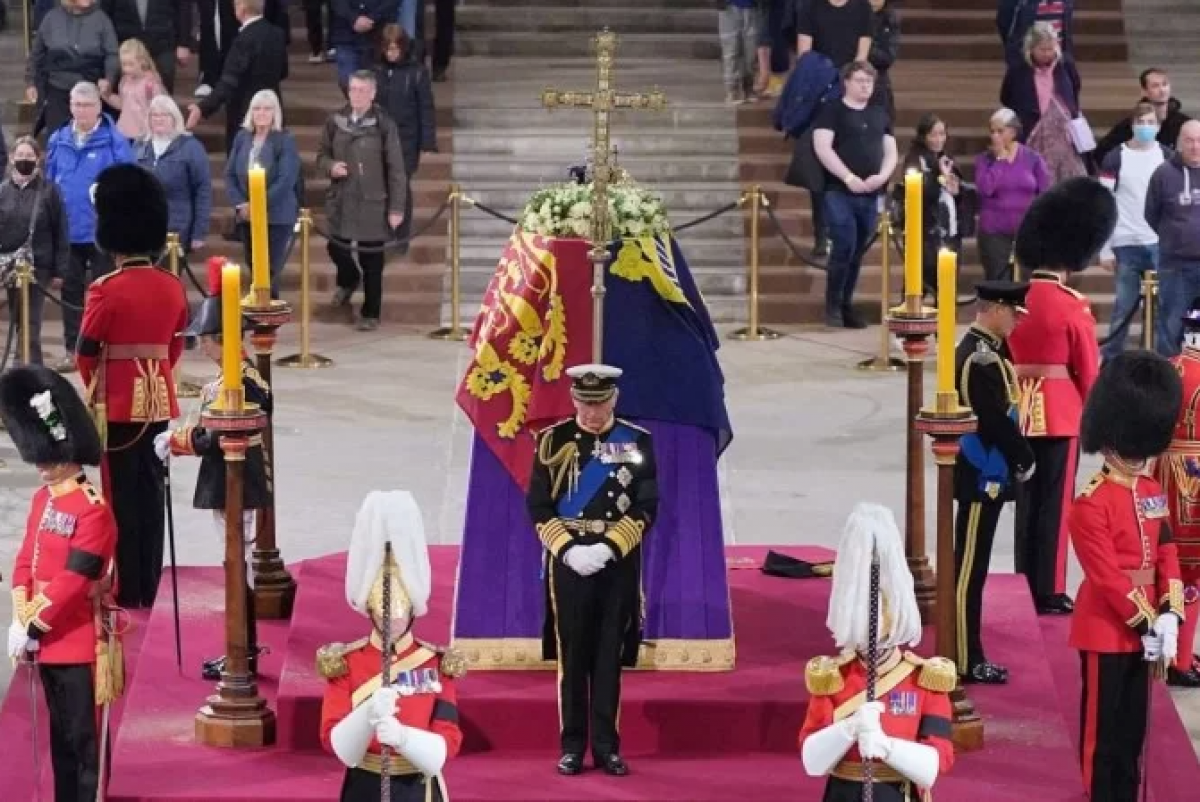 Cortejo Militar Segue Caix O Da Rainha Elizabeth Ii Por Londres F