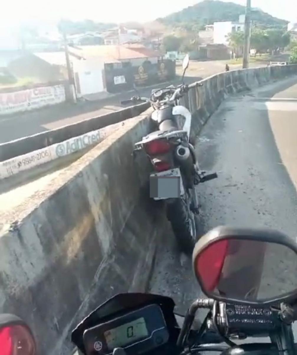 Homem cai da ponte Aracaju Barra após bater motocicleta em muro vídeo