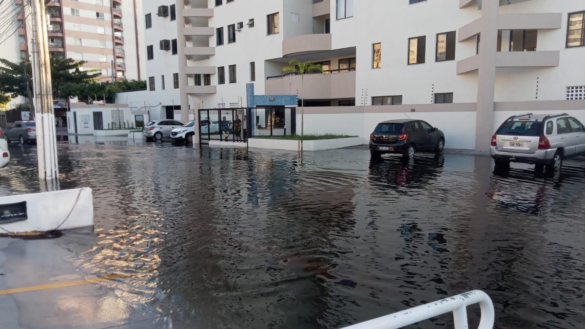 Maré alta causa alagamentos em vias públicas de Aracaju confira F5