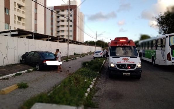 Dois veículos colidem e uma mulher é socorrida no bairro Coroa do Meio