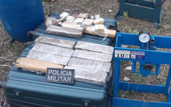 PM prende suspeito de tráfico de drogas e apreende prensas hidráulicas