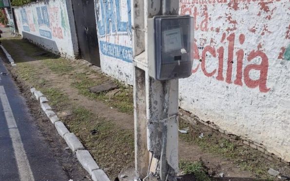 Poste Danificado Causa Congestionamento Na Av Beira Mar Em Aracaju