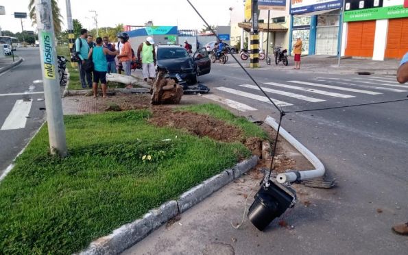 Carro Derruba Poste E Compromete Tr Nsito Na Zona Sul De Aracaju F