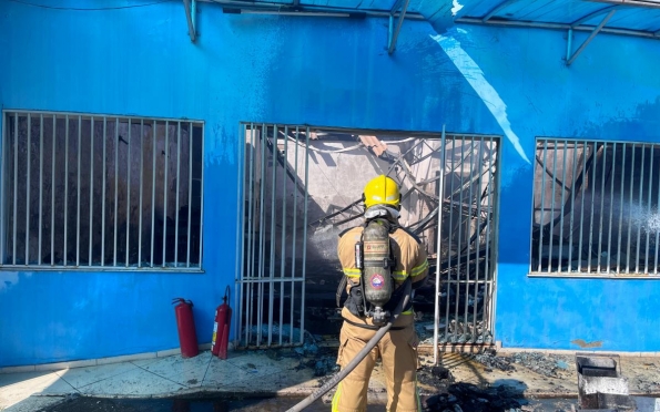 Vídeo incêndio atinge fábrica de velas na avenida Alcídes Fontes em