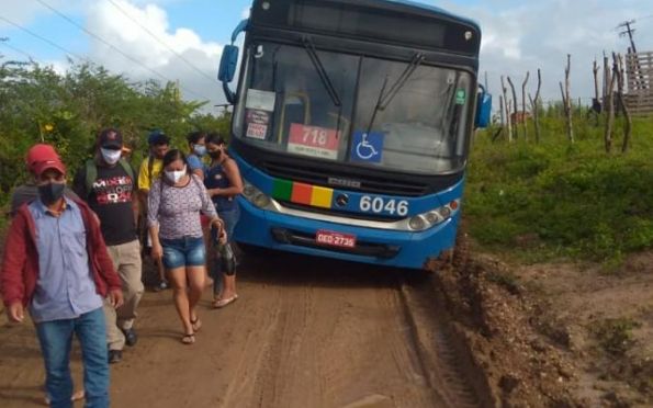 Nibus Do Sistema Coletivo Atola Em Estrada De Terra No Guajar Em