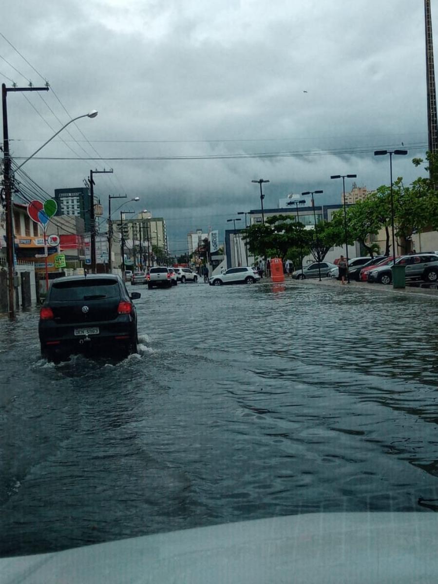 Aracaju tem vários pontos de alagamento após 79 mm de chuva em uma hora