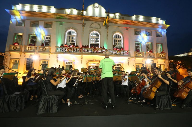 Cantata de Natal é realizada na Praça Fausto Cardoso em Aracaju (SE)