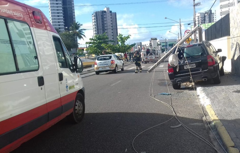 Carro derruba poste em acidente na zona Sul de Aracaju 