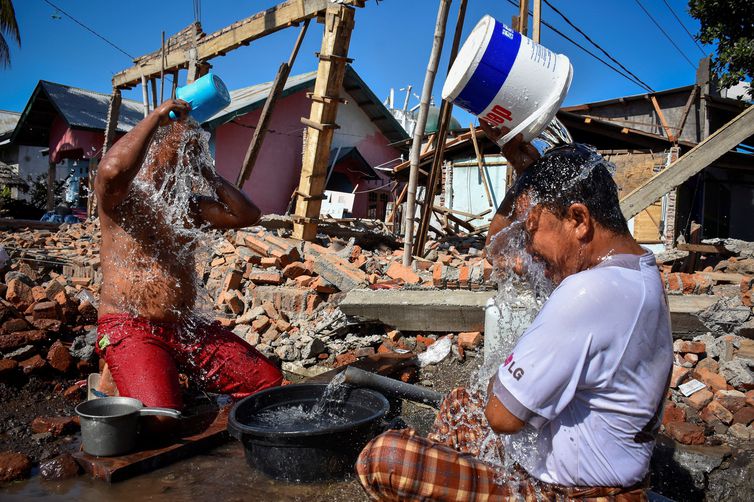 Escassez de comida e gasolina é problema após tragédia na Indonésia 