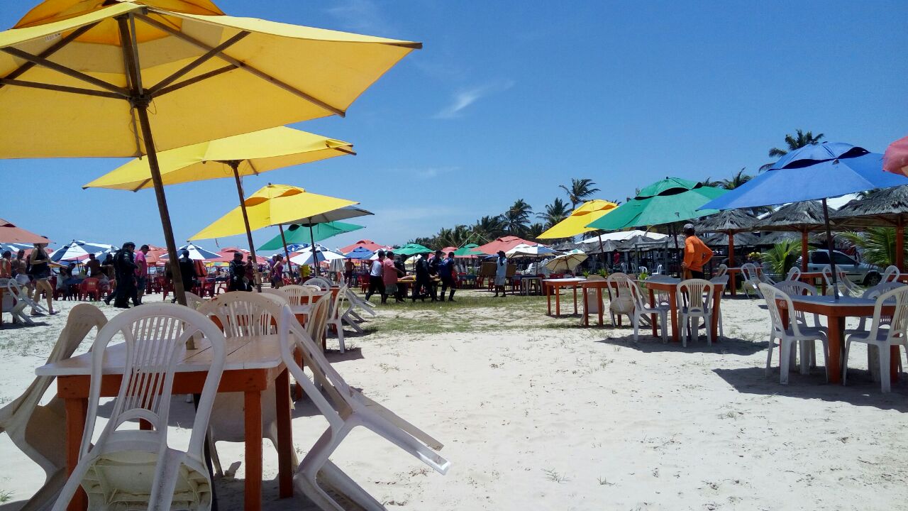 Homem é morto a tiros em bar na Praia de Aruana, em Aracaju 