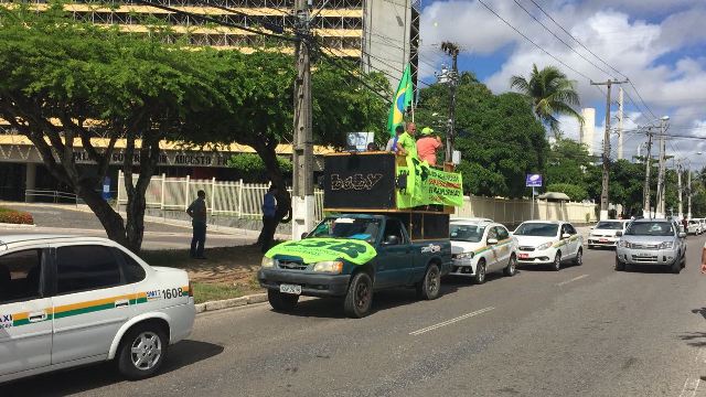 Taxistas fazem carreata em protesto contra Uber em Aracaju