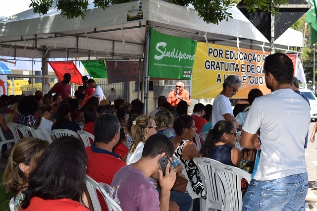 Em greve, professores de Aracaju protestam na Câmara de Vereadores 