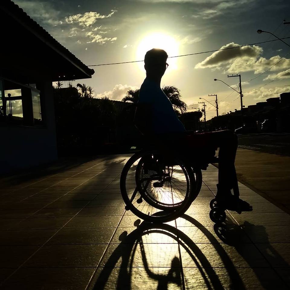 Pessoa com deficiência cria canal no YouTube para conscientizar a população