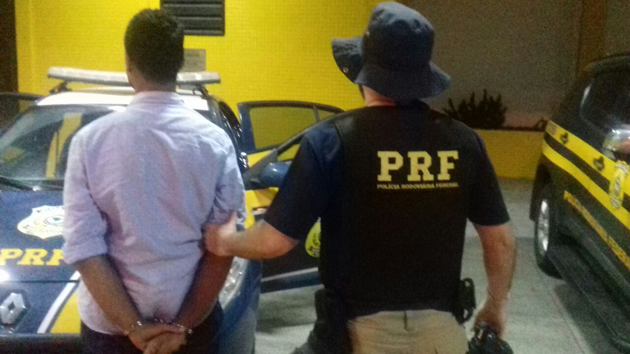 Passageiro é detido pela PRF com arma de fogo na BR 101