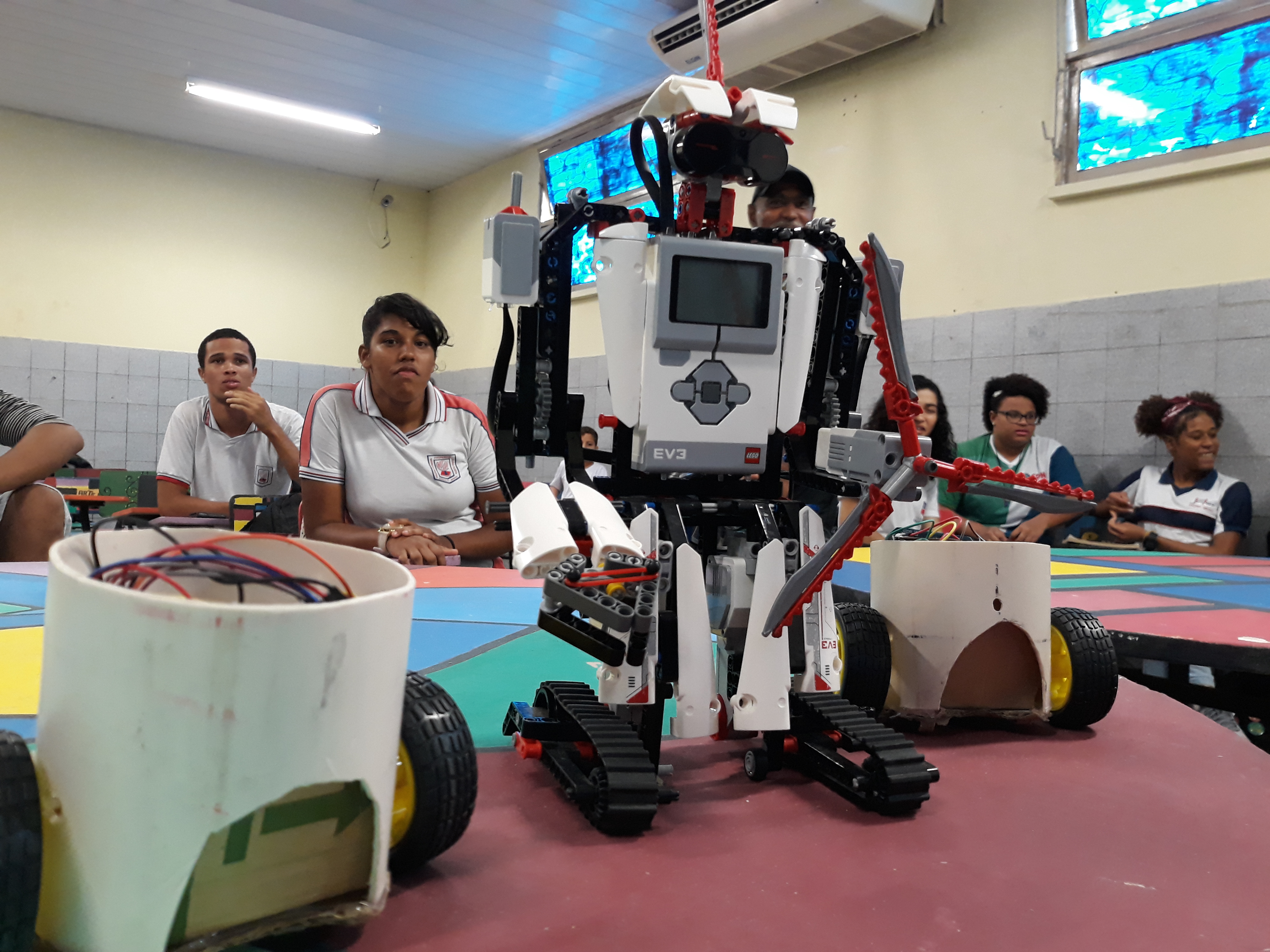 Professor de física leva ensino de robótica à escola de Aracaju 
