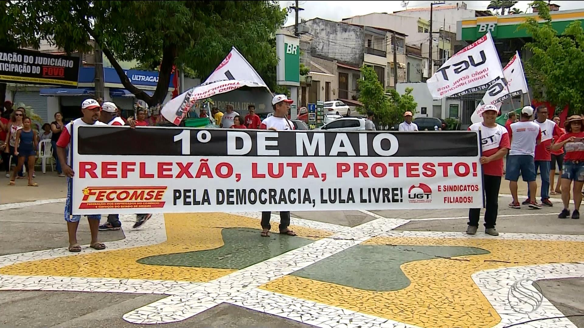 Separadas, centrais sindicais protestam no dia do trabalhador em Aracaju 