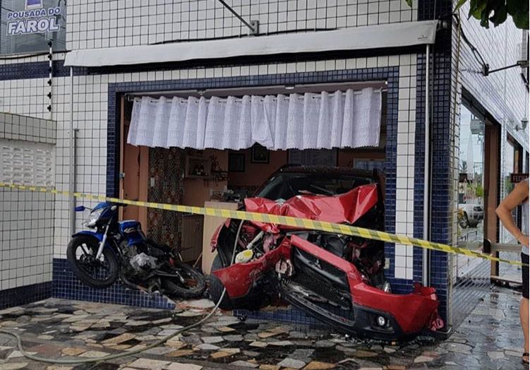 Carro invade loja e deixa feridos na zona sul de Aracaju 