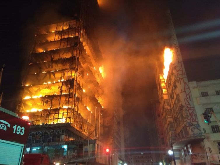 Prédio de 26 andares em chamas desaba no centro de SP