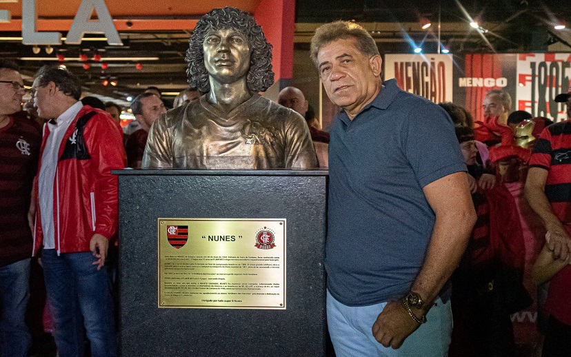 Artilheiro das decisões no Flamengo, Nunes ganha busto em festa do clube