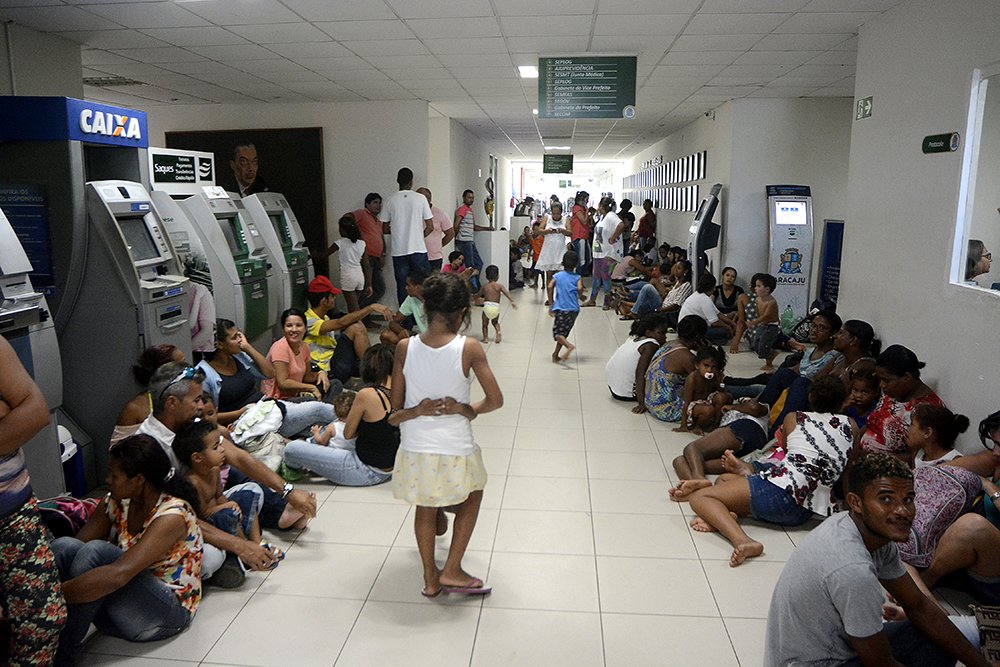Sem-teto continuam acampados na Prefeitura de Aracaju