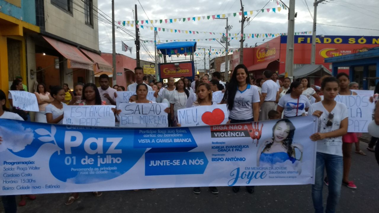 Moradores fazem caminhada e pedem paz durante manifestação em