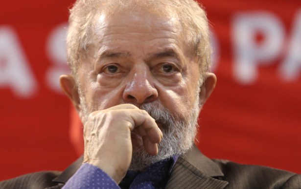 Relator da Lava Jato suspende decisão que concede liberdade a Lula