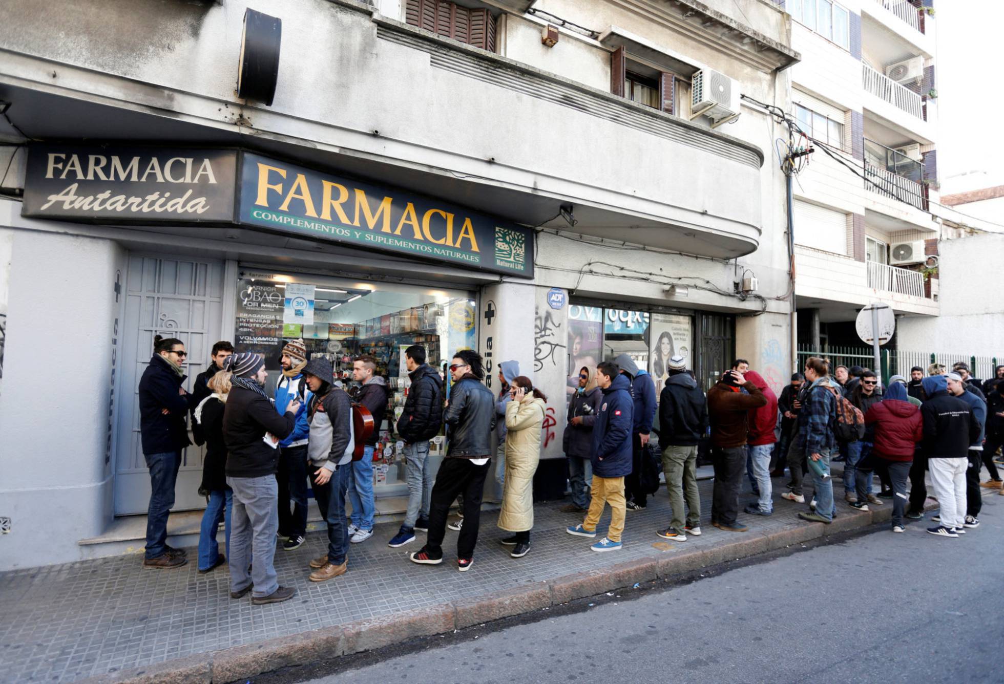Venda de maconha nas farmácias do Uruguai esbarra na resistência dos bancos