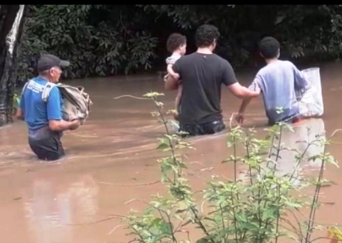 Rio Pitanga sobe e moradores do povoado Caritá voltam a ficar ilhados