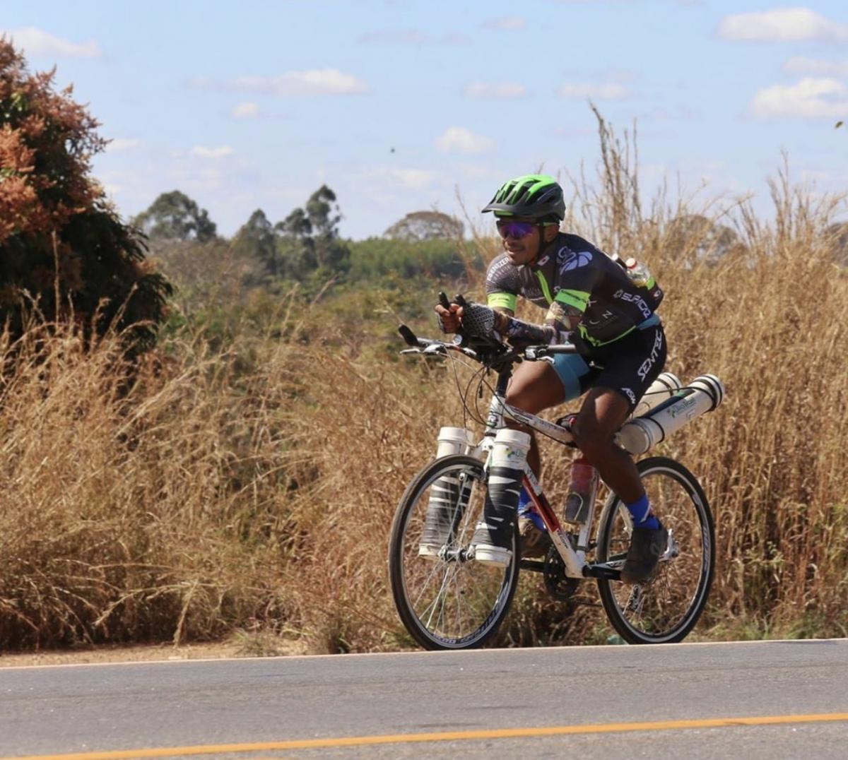 Ciclista maranhense que viaja pelo mundo tem bicicleta furtada em Aracaju