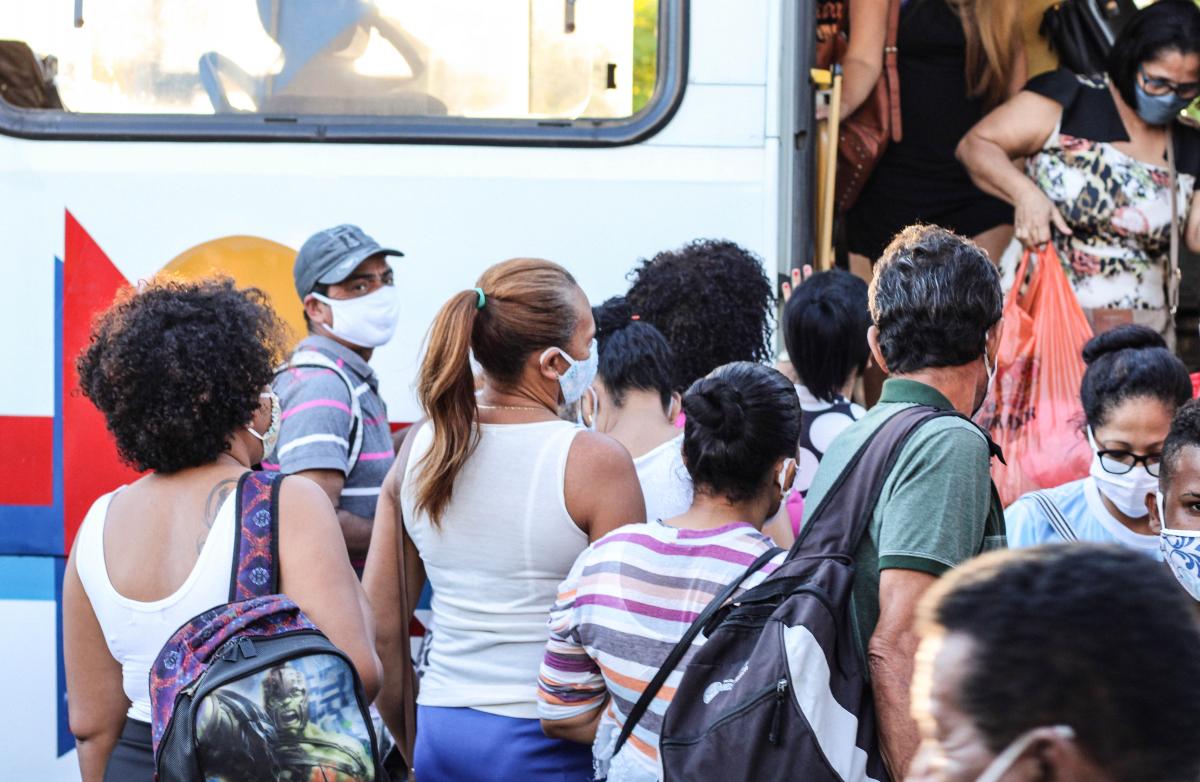 Passageiros se aglomeram na porta de coletivo. Foto: Pedro Ramos/F5News