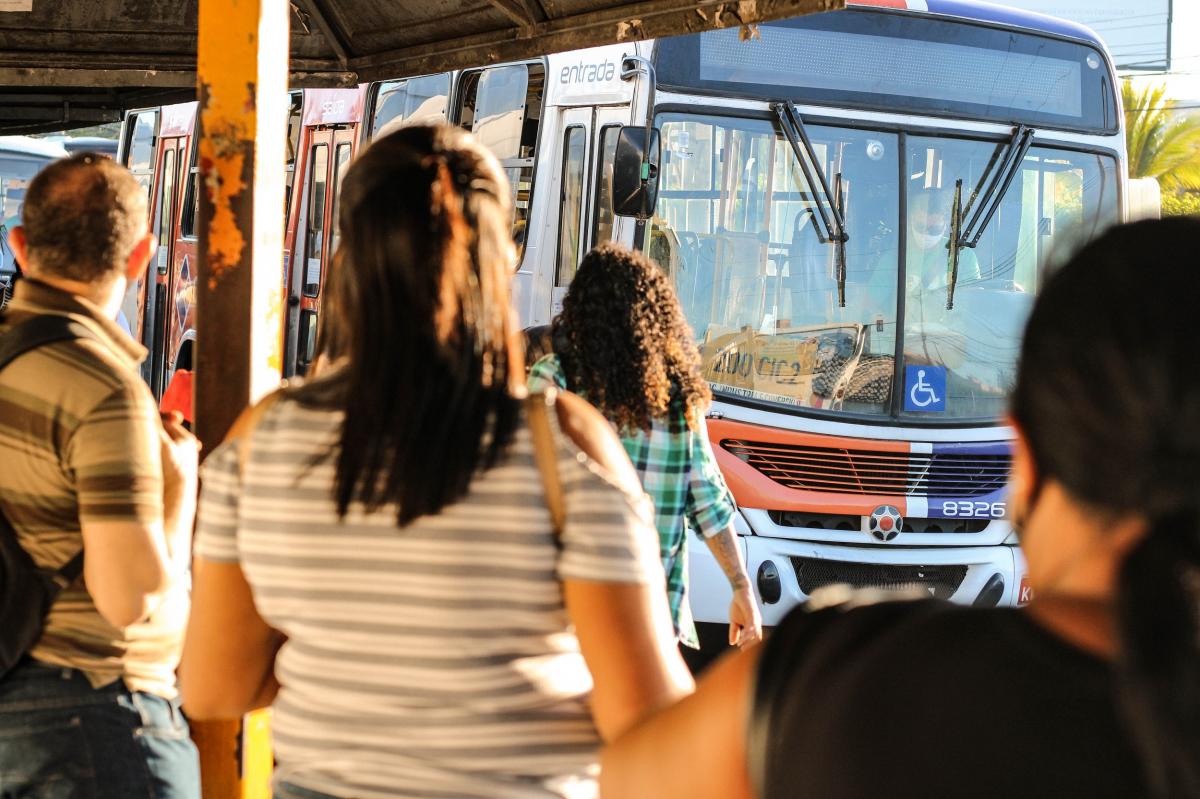 Passageiros esperam ônibus em terminal de Aracaju. Foto: Pedro Ramos/F5News