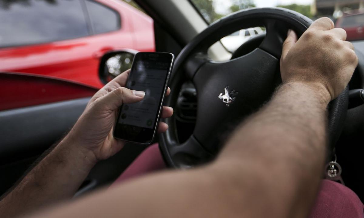 Brasil registra 28 multas por uso de celular ao volante a cada hora