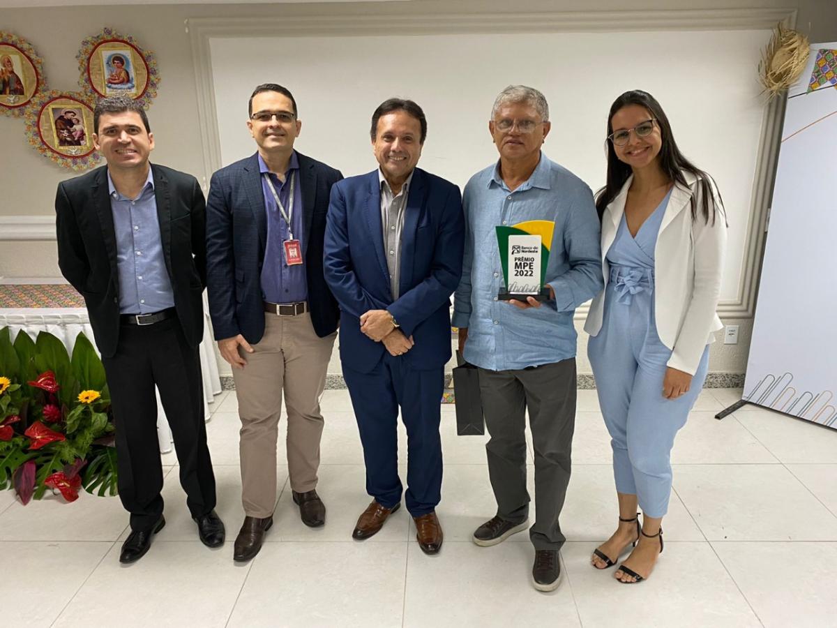 Vencedor da categoria Indústria, Sebastião Freire, da Granja Mulungu, e gestores do BNB (Ascom)