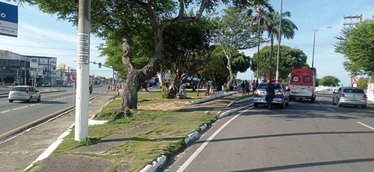 Homem morre ao chocar-se de moto contra árvore no Silveira