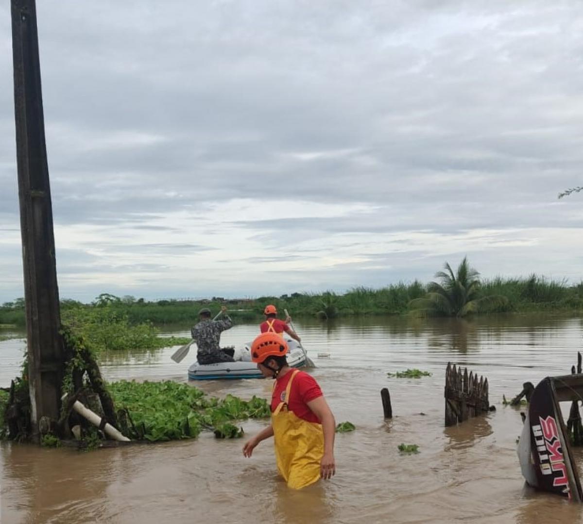 Chuva forte abre cratera em rodovia de Sergipe e deixa uma pessoa