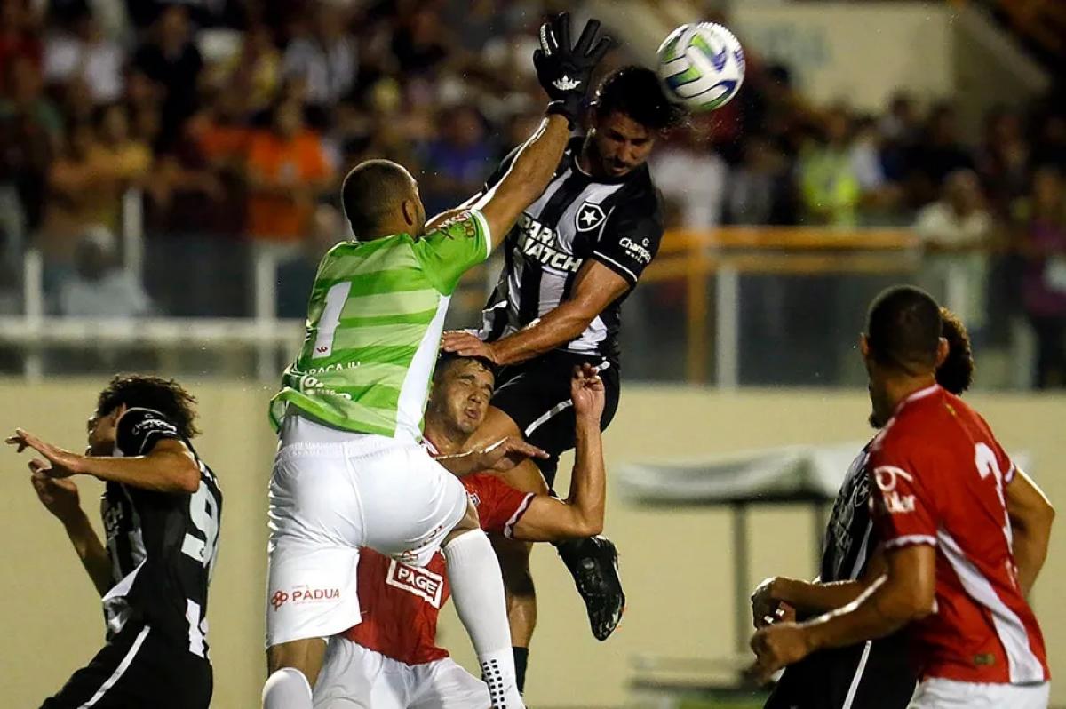 Botafogo marca nos acréscimos e sofre empate na sequência para o