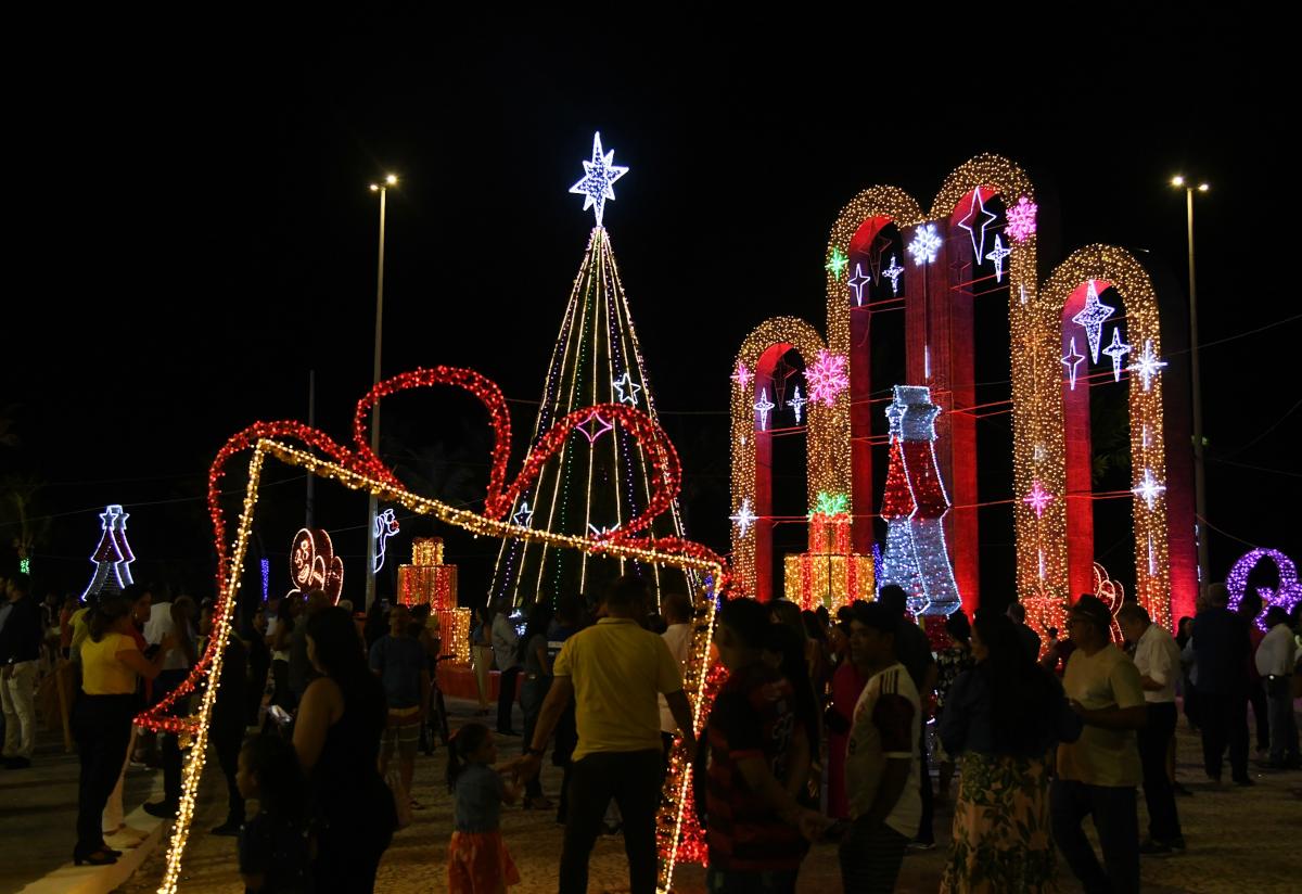 Luzes de Natal são acesas na Colina do Santo Antônio e Orla da Atalaia