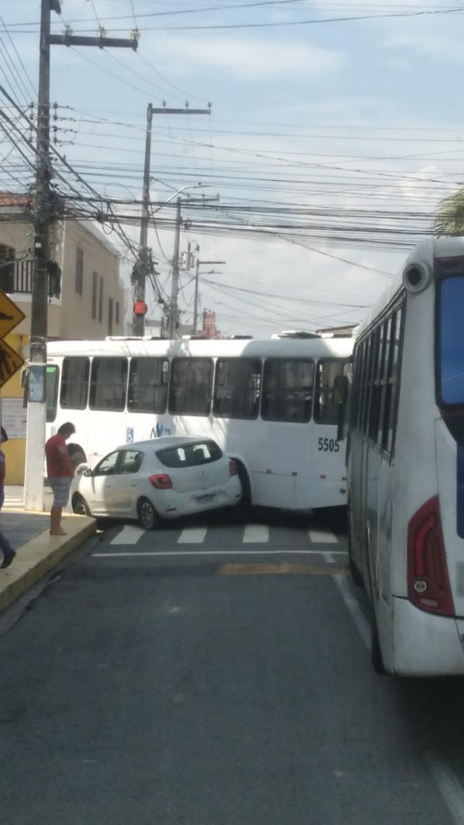 Ônibus e carro de passeio batem no Centro de Aracaju