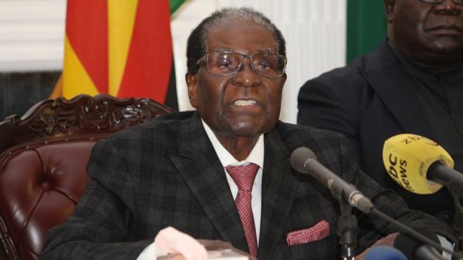 Após 37 anos, Robert Mugabe renuncia à presidência do Zimbábue
