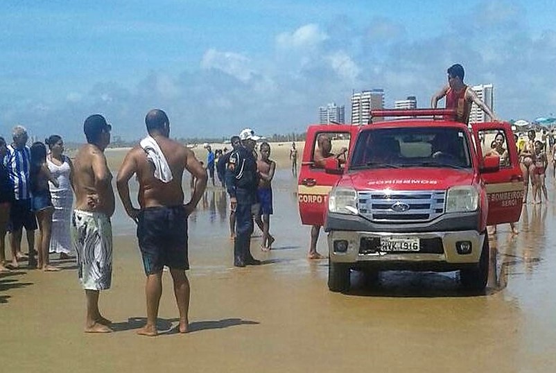 Adolescente morre afogado na orla da Atalaia, em Aracaju