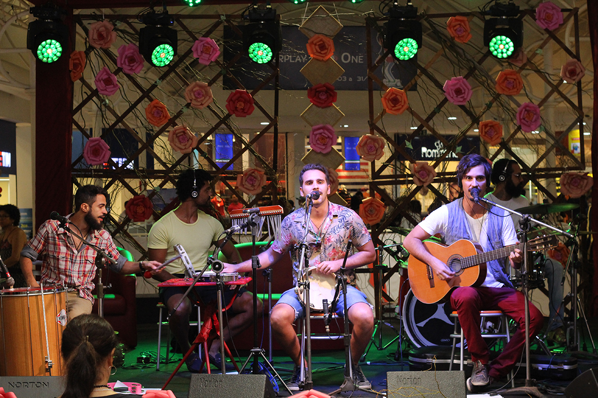 Banda Samba do Arnesto anima tarde de sexta no Shopping Jardins