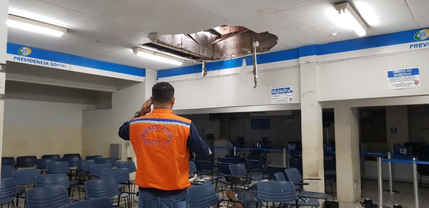 Forro de sede do INSS desaba em Aracaju