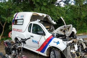 Colisão entre ambulância e motocicleta deixa três mortos em Frei Paulo