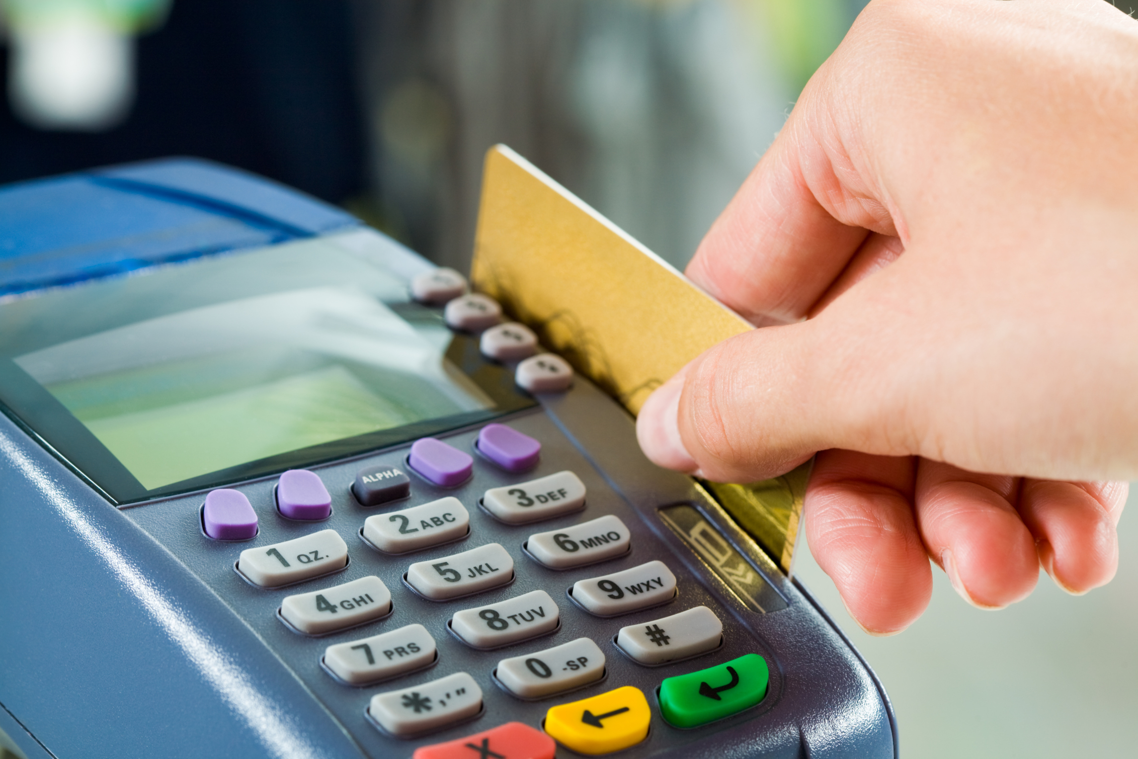 Juros do rotativo do cartão de crédito caem para 363% ao ano
