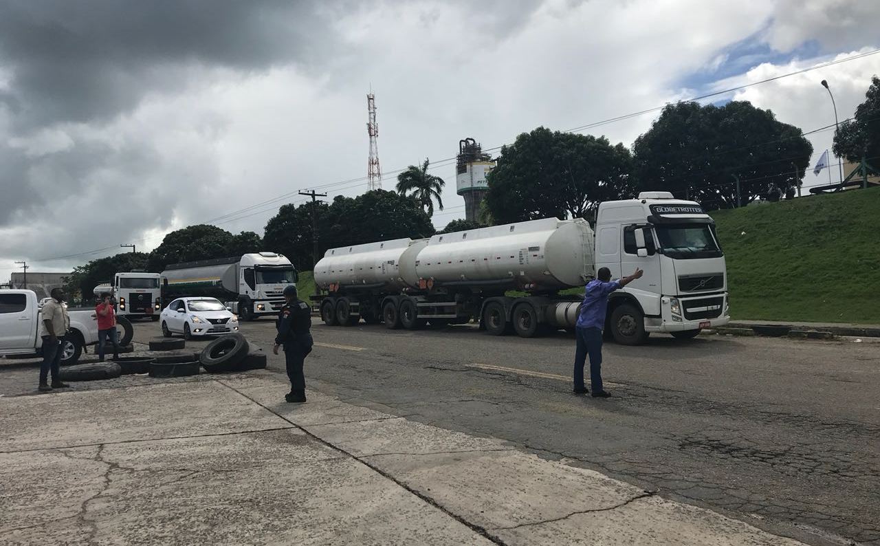 PM escolta caminhões para reabastecer viaturas da Saúde e Segurança 