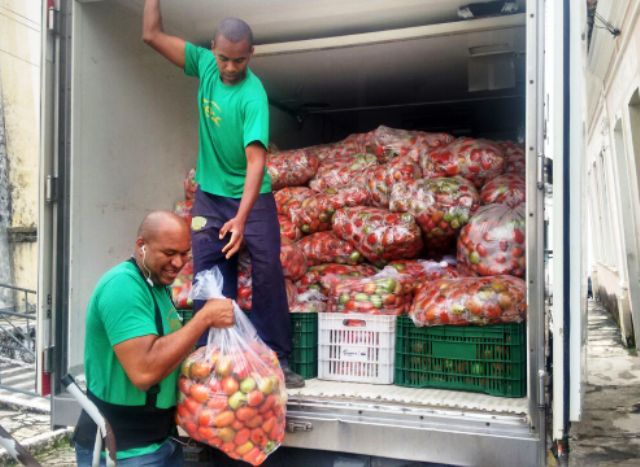 Toneladas de tomate e pimentão são doadas ao Programa Mesa Brasil Sesc em SE