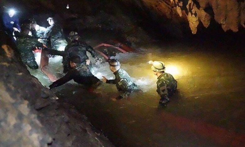 Desaparecidos há 9 dias são encontrados vivos em caverna na Tailândia