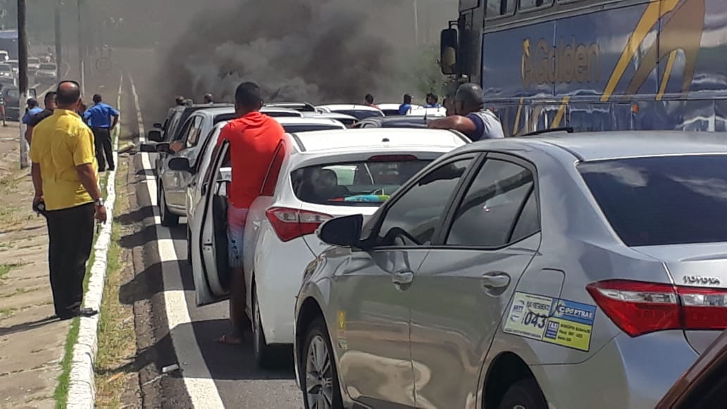 Manifestantes bloqueiam BR 235 na saída de Aracaju