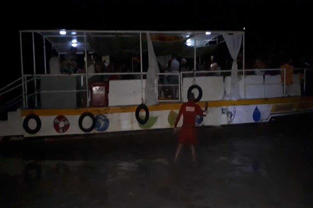 Catamarã com 70 pessoas a bordo encalha no rio Vaza Barris, em Aracaju