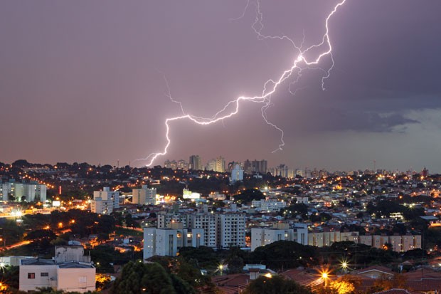 Brasil registra média de 78 milhões de raios por ano, diz Inpe